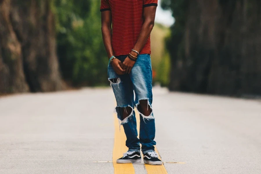 Hombre joven en pantalones vaqueros