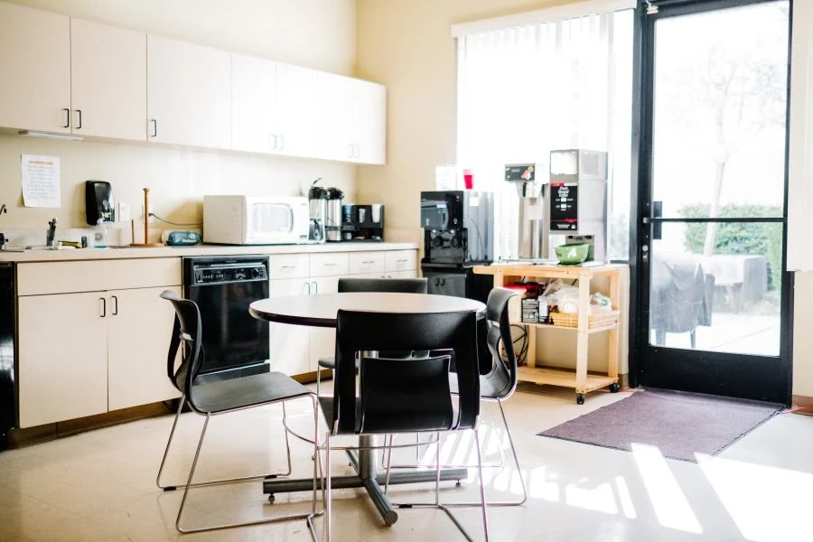 Una cocina con electrodomésticos modernos.