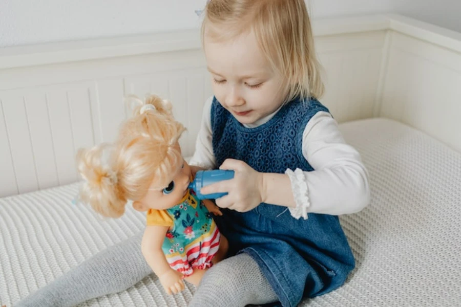 Ein kleines Mädchen spielt mit ihrer Puppe