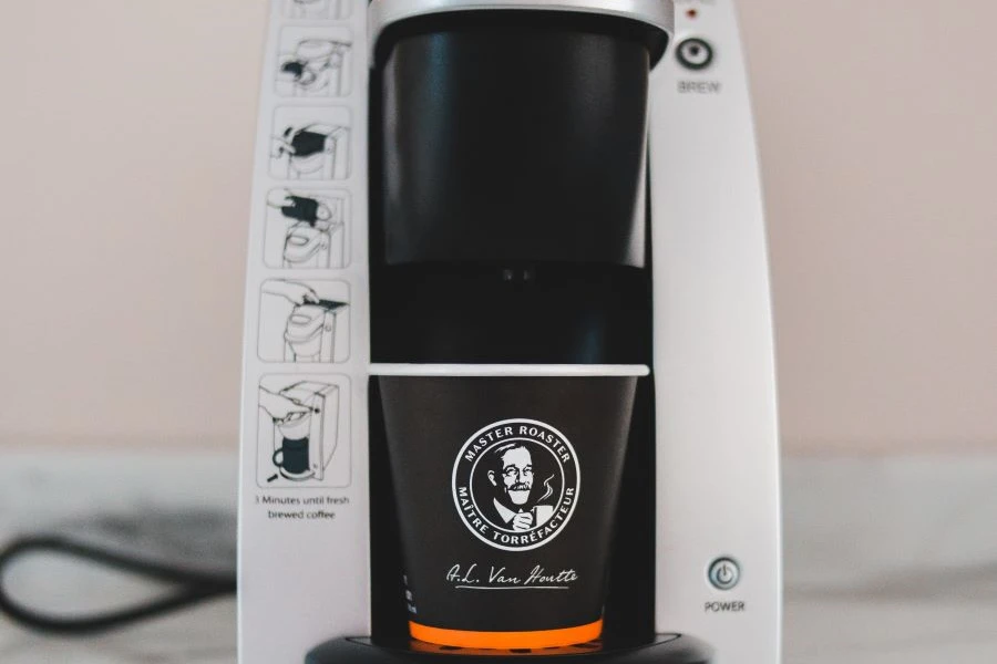 Mermer yüzeyde modern bir kahve makinesi