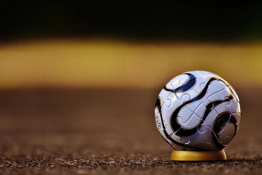 Uma linda bola de futebol em uma base dourada