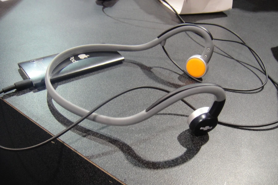Sepasang headphone konduksi tulang abu-abu di atas meja
