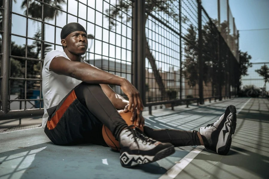 Un jugador con zapatillas de baloncesto de caña alta.