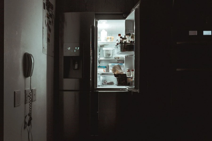 Uma geladeira inteligente prateada com porta francesa