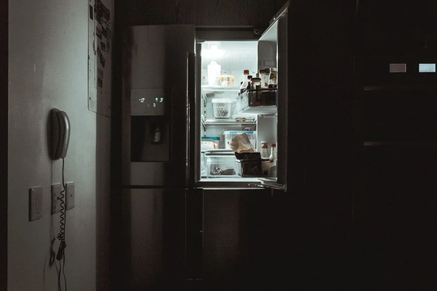 Un refrigerador inteligente plateado con puertas francesas