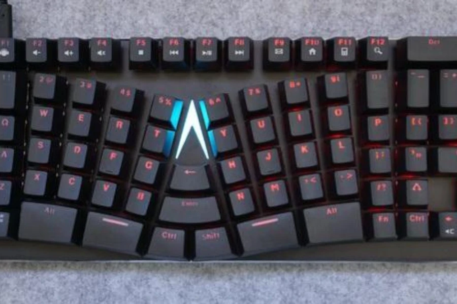 Eine stilvoll aussehende ergonomische Tastatur