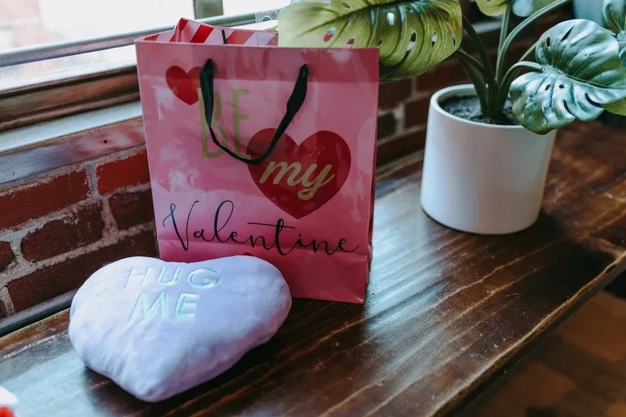 una bolsa de regalo con temática de San Valentín sobre una mesa