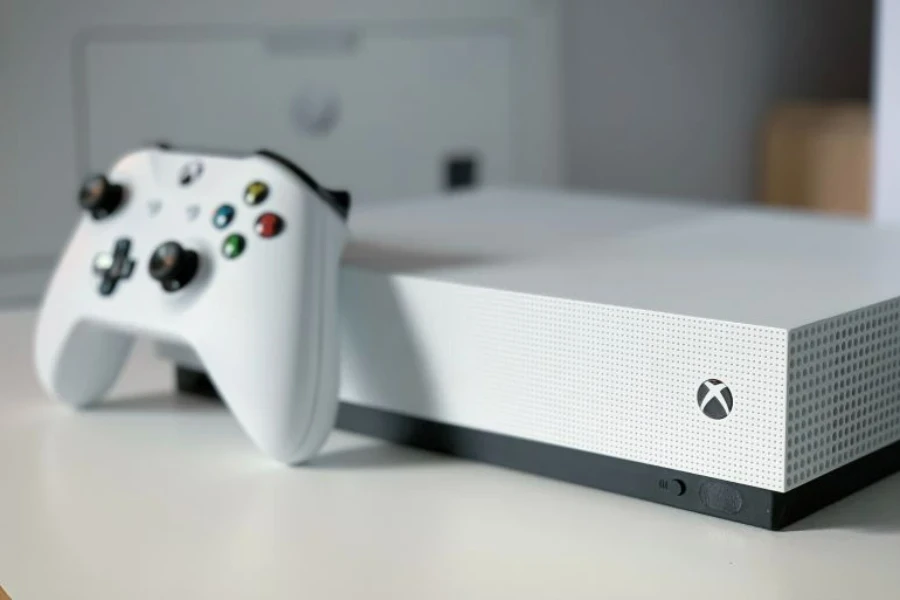 وحدة تحكم Xbox بيضاء على سطح أبيض