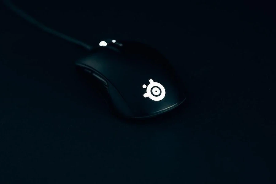 Mouse gaming berkabel dengan logo bercahaya