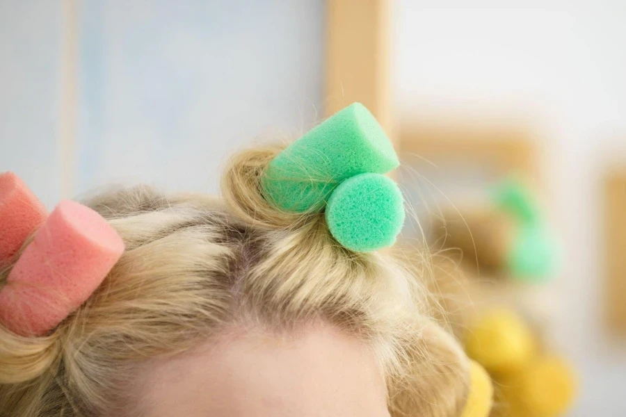 El cabello de una mujer rizado con rulos de esponja.