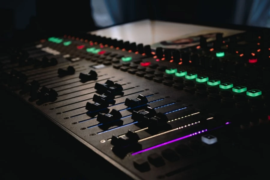 Um mixer de áudio com luzes diferentes