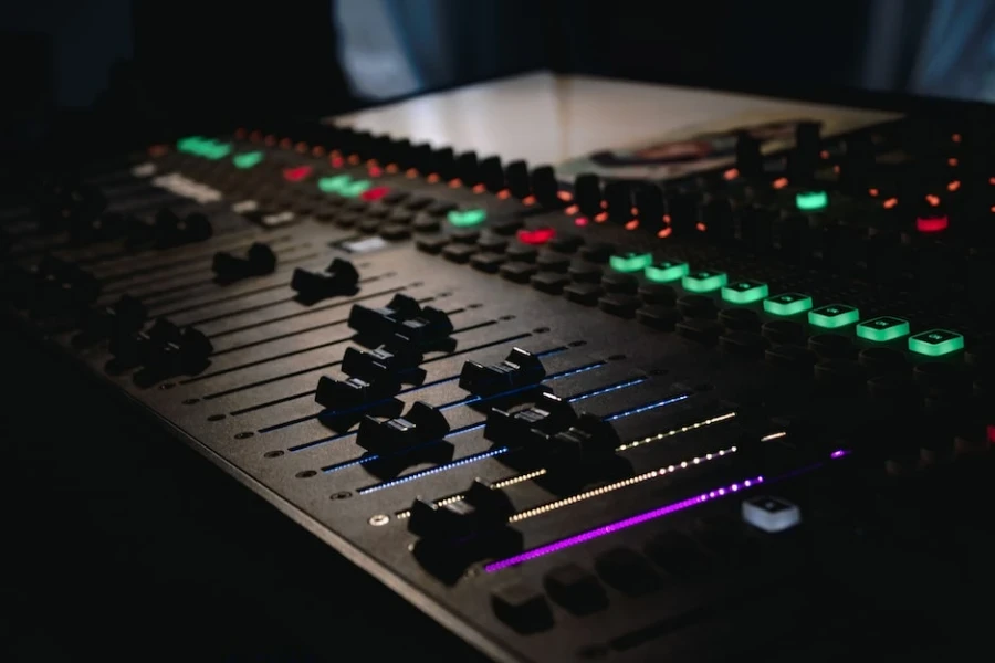 Un mixer audio con luci diverse