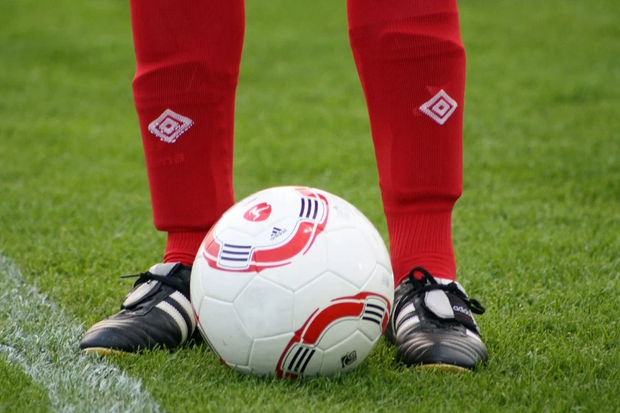 Atleta vistiendo calcetines rojos con espinilleras