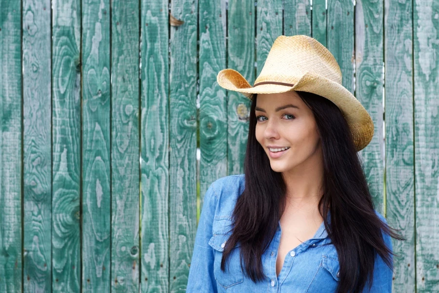 schöne Frau mit Westernhut