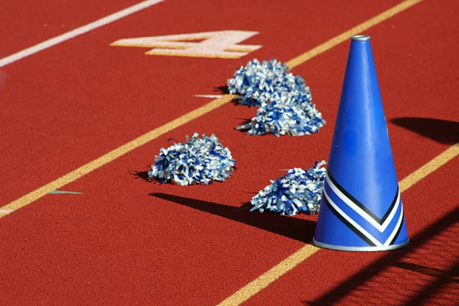 Pompones azules y blancos colocados sobre una pista de atletismo roja