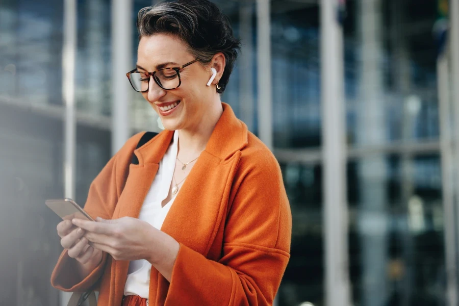 mujer de negocios usando auriculares