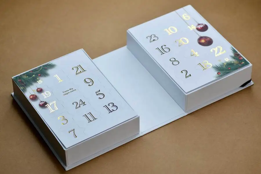 Caja de chocolates con calendario de adviento navideño.