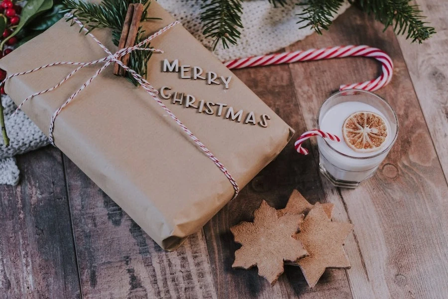 Cadeau de Noël enveloppé dans un papier d'emballage marron