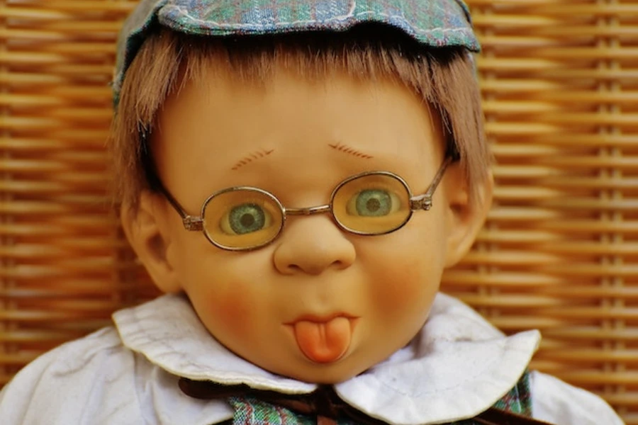 Puppe mit Brille