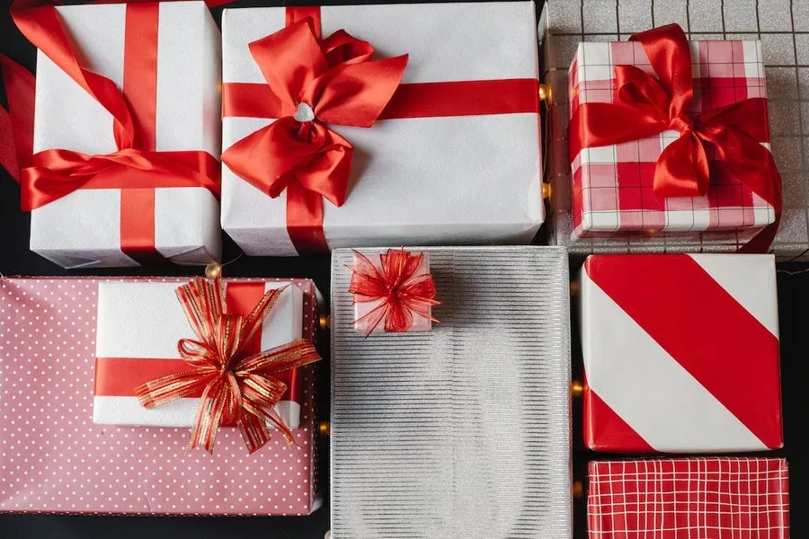 Cajas de regalo envueltas en cintas con lazos.