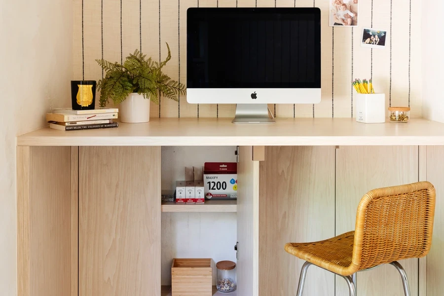 Bureau à domicile avec armoire peu profonde pour cacher les câbles