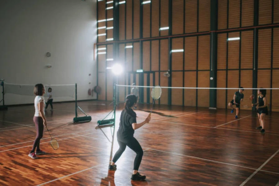 Terrains de badminton intérieurs avec des gens qui frappent pour s'amuser