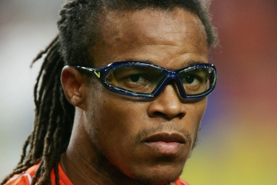 Homem usando um par de óculos esportivos