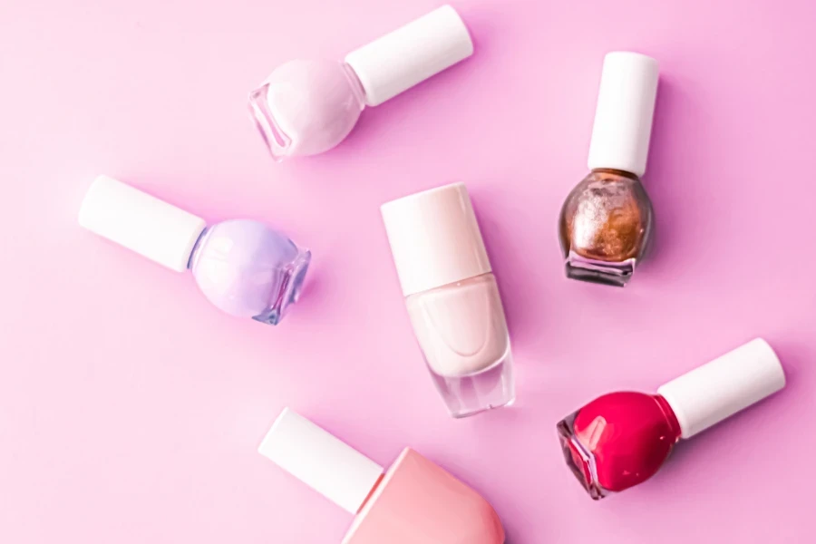 Esmalte de uñas sobre fondo rosa