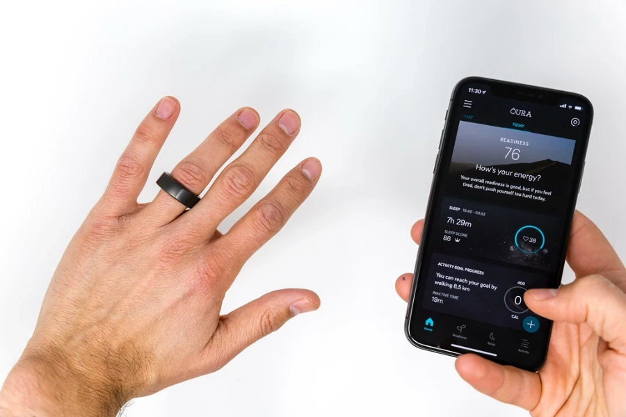 Person, die die mobile App eines Smart Rings nutzt