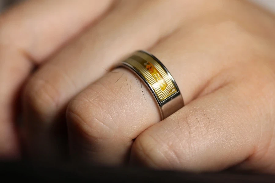 Person mit einem transparenten Smart-Ring