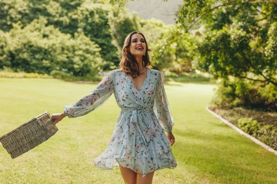 mujer bonita en vestido de brunch floral