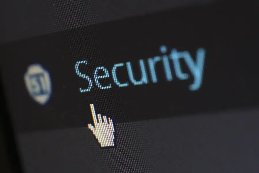 Logotipo de seguridad en la pantalla de una computadora portátil.