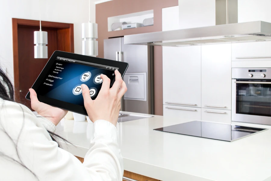 Eletrodomésticos de cozinha inteligentes controlados por tablet