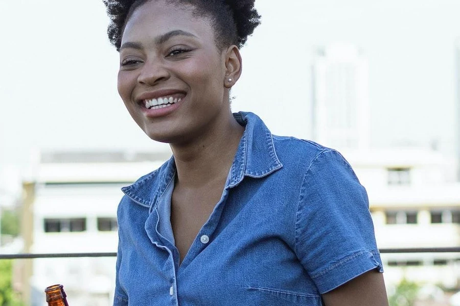 Mulher sorridente em uma camisa jeans clássica