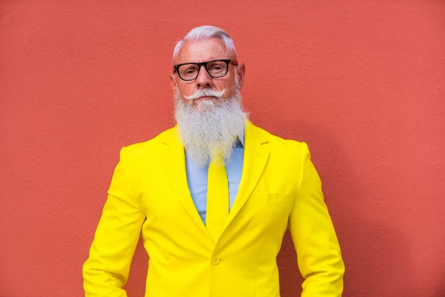 Uomo senior alla moda hipster in blazer colorato