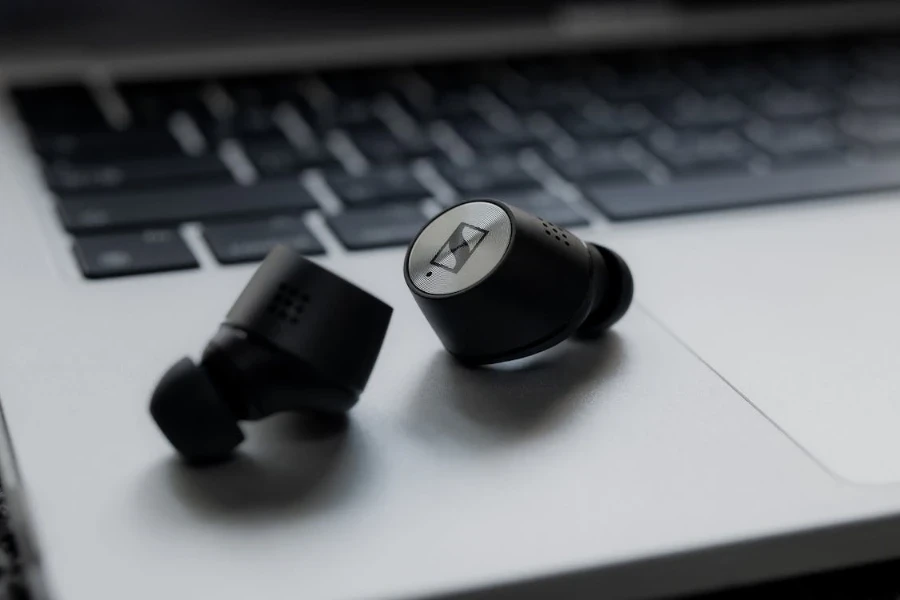 Dua earbud di laptop abu-abu