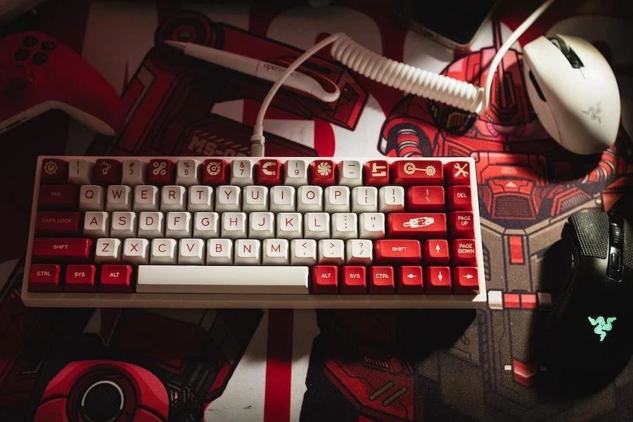 Dua mouse gaming dan keyboard di meja artistik