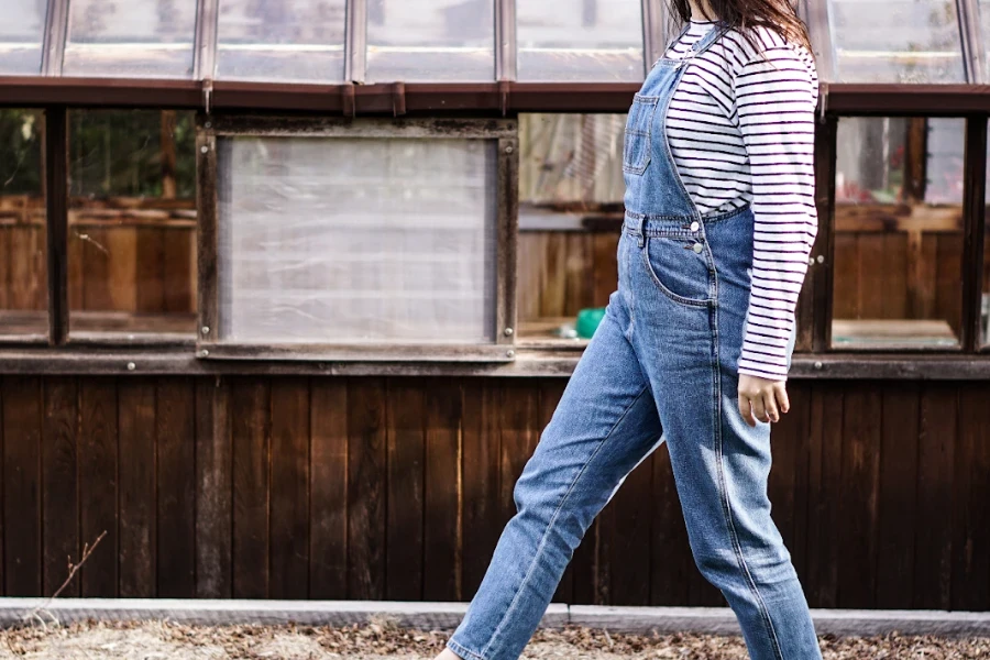 Salopette di jeans a dondolo da donna che cammina