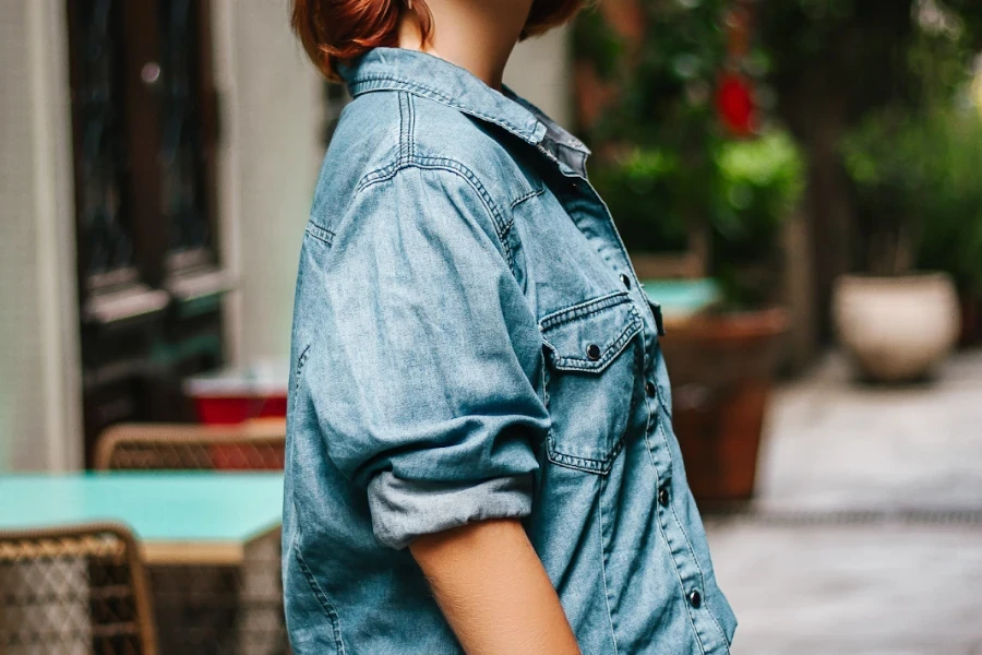 Mulher vestida com uma camisa jeans de trabalho