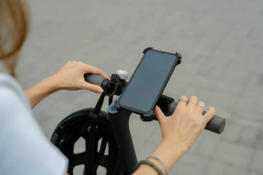 Mujer usando soporte para teléfono en scooter eléctrico para navegar