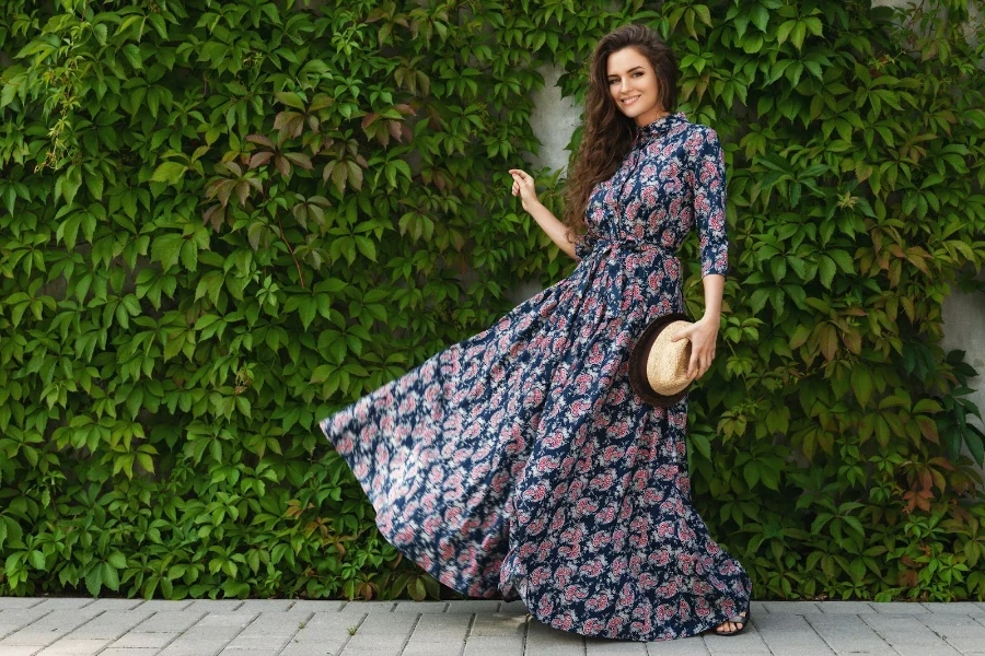 mujer joven, en, maxi vestido