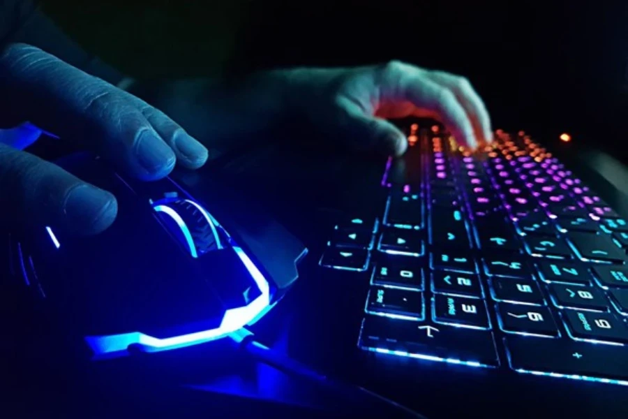 Gamer spielt ein Multiplayer-Spiel auf einer LAN-Party