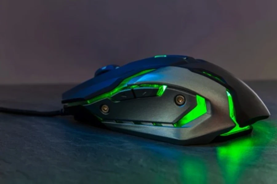 mouse gaming hijau di atas meja tekstur batu