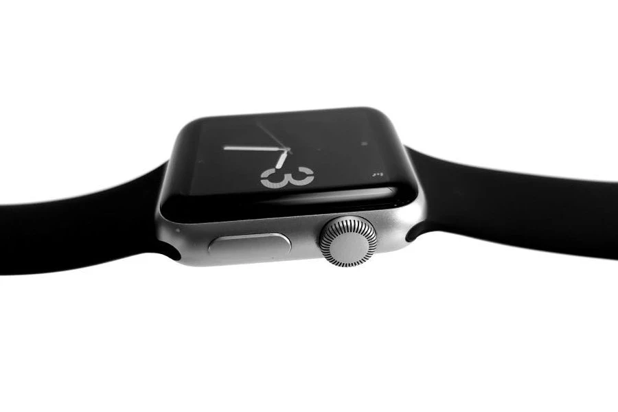 Une smartwatch noire avec un fond blanc