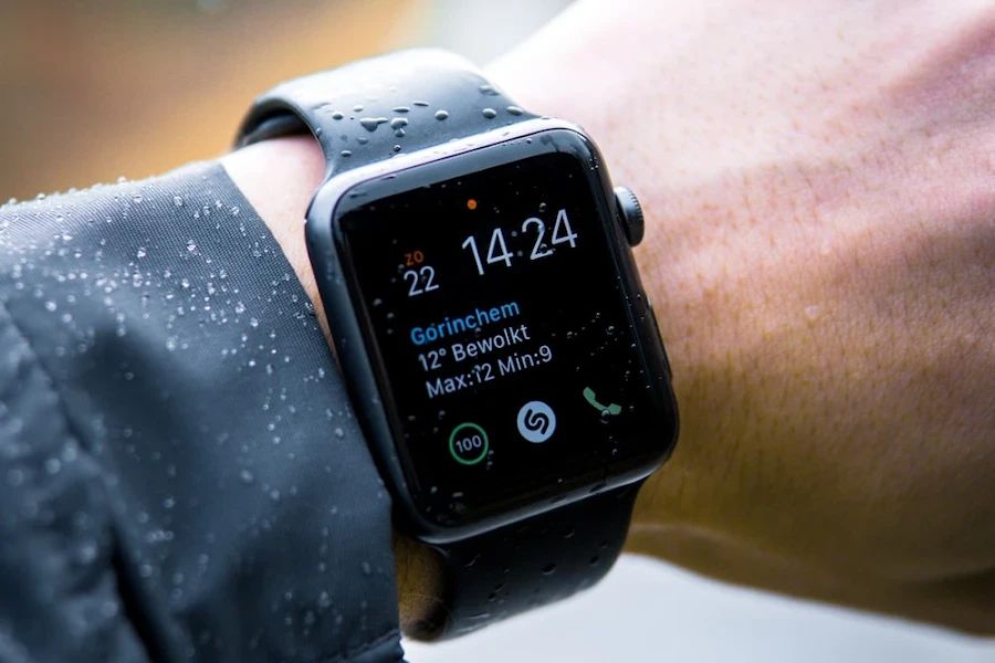 une montre de sport noire avec notifications