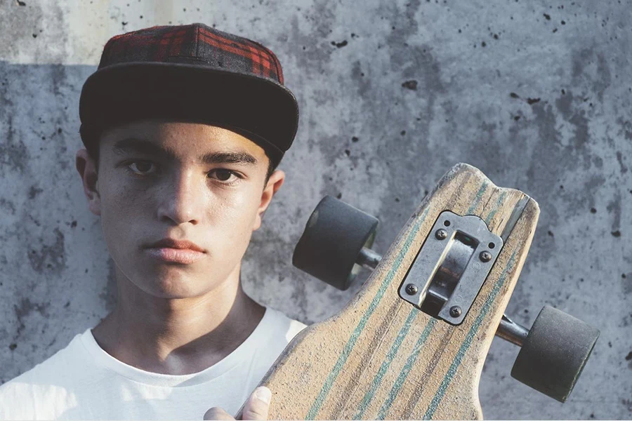 un ragazzo con in mano uno skateboard