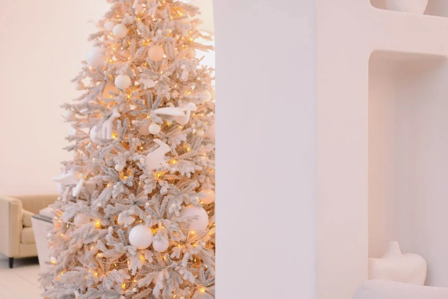 Un sapin de Noël décoré sur un thème pastel