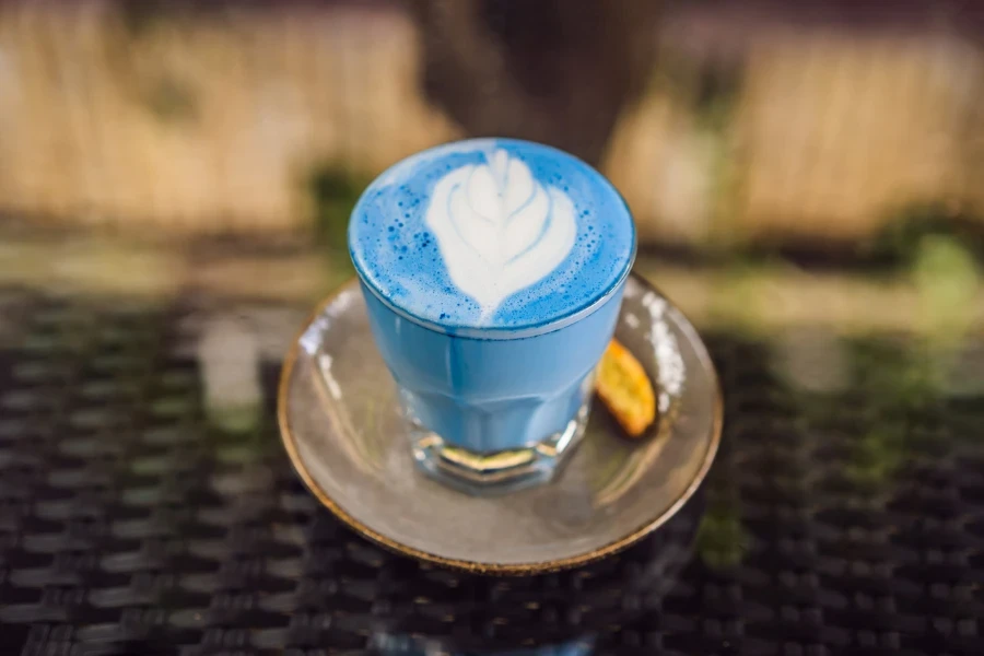 Eine Tasse blauer Latte aus Schmetterlingserbsenblüten