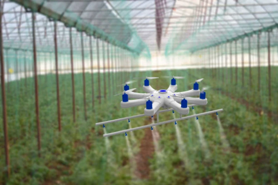 Un dron rociando un campo en un invernadero