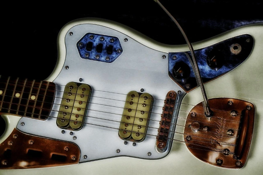 Une guitare électrique Fender Jaguar